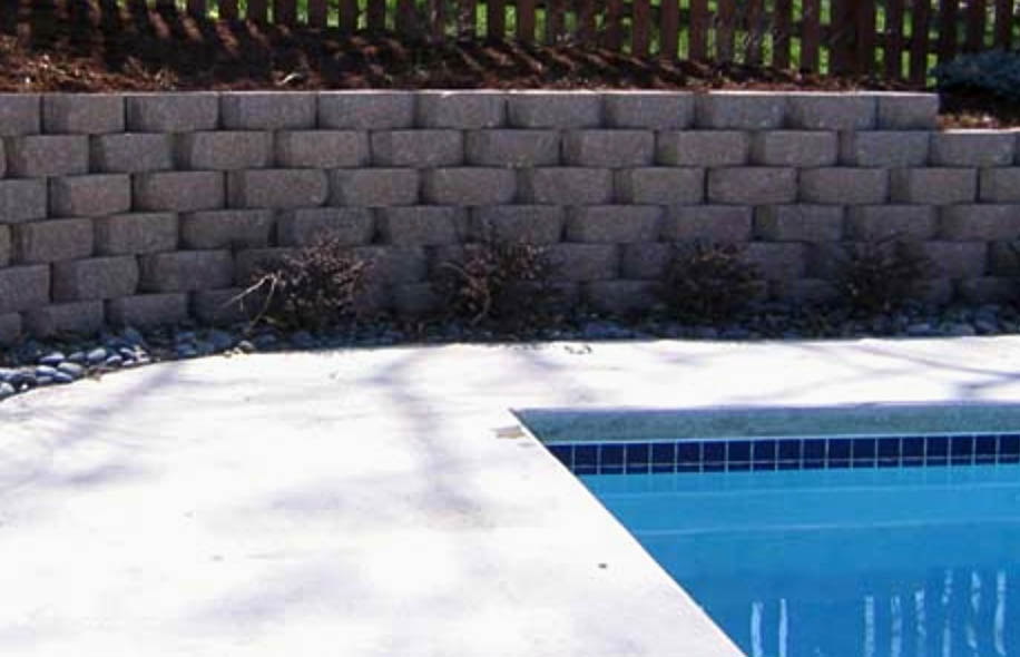 block retainer around swimming pool